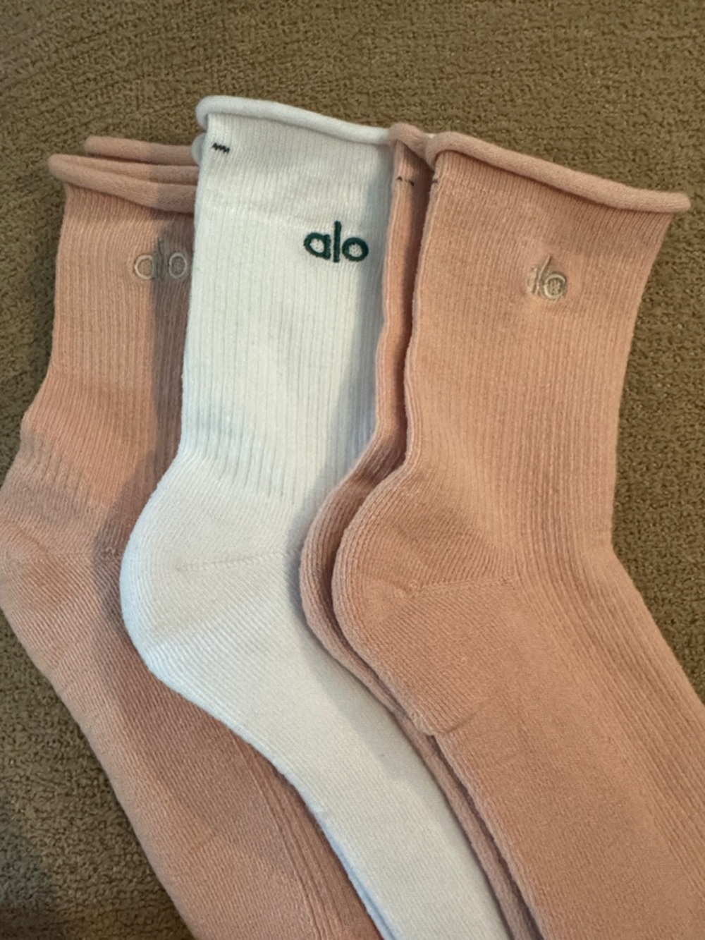 ALO Yoga Crew Socks in White and Ballet Pink - 3 Pack